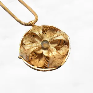 Auspicious Flower Filigree Inlay Locket Pendant Necklace Gold