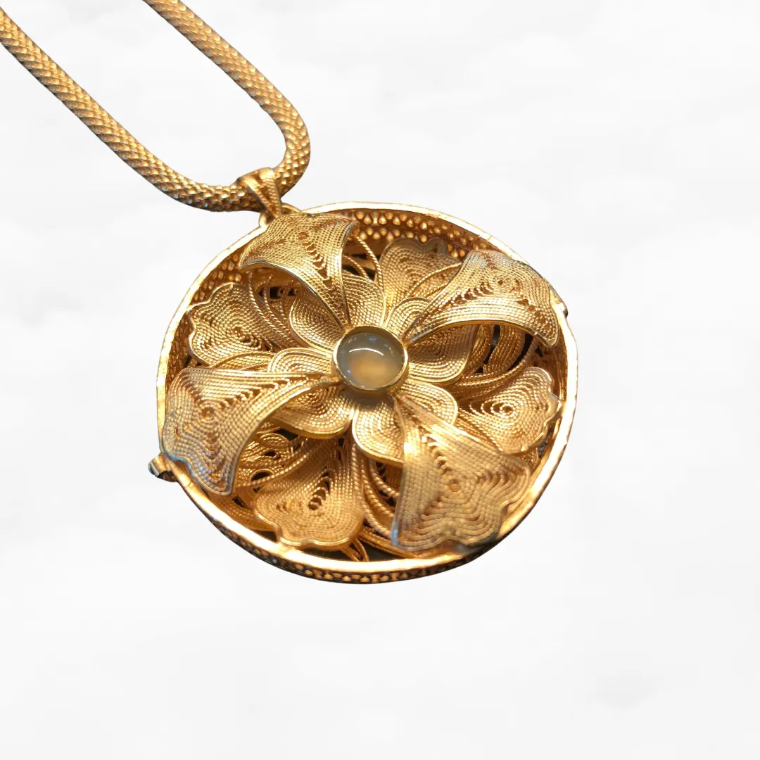 Auspicious Flower Filigree Inlay Locket Pendant Necklace Gold