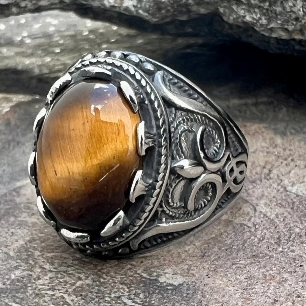 Cat's Eye Stone - Scrollwork - R188