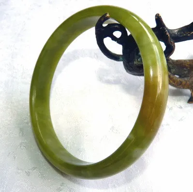 Good Green and Kiss of Hong Chinese River Jade Bangle Bracelet 69.5 mm (NJ2590)