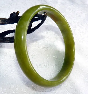 Good Green and Kiss of Hong Chinese River Jade Bangle Bracelet 69.5 mm (NJ2590)