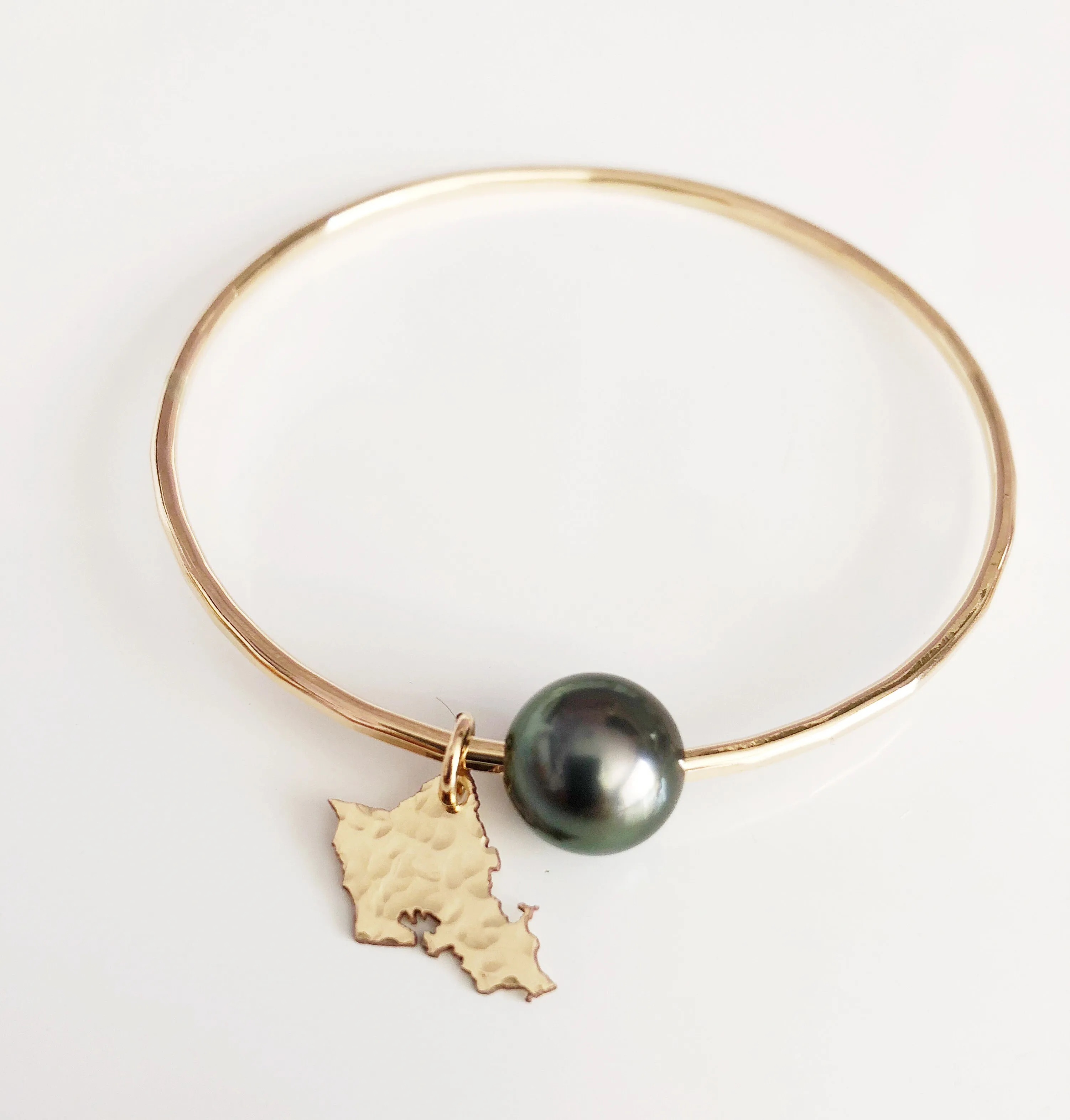 Oahu charm bangle - tahitian pearl (B383)