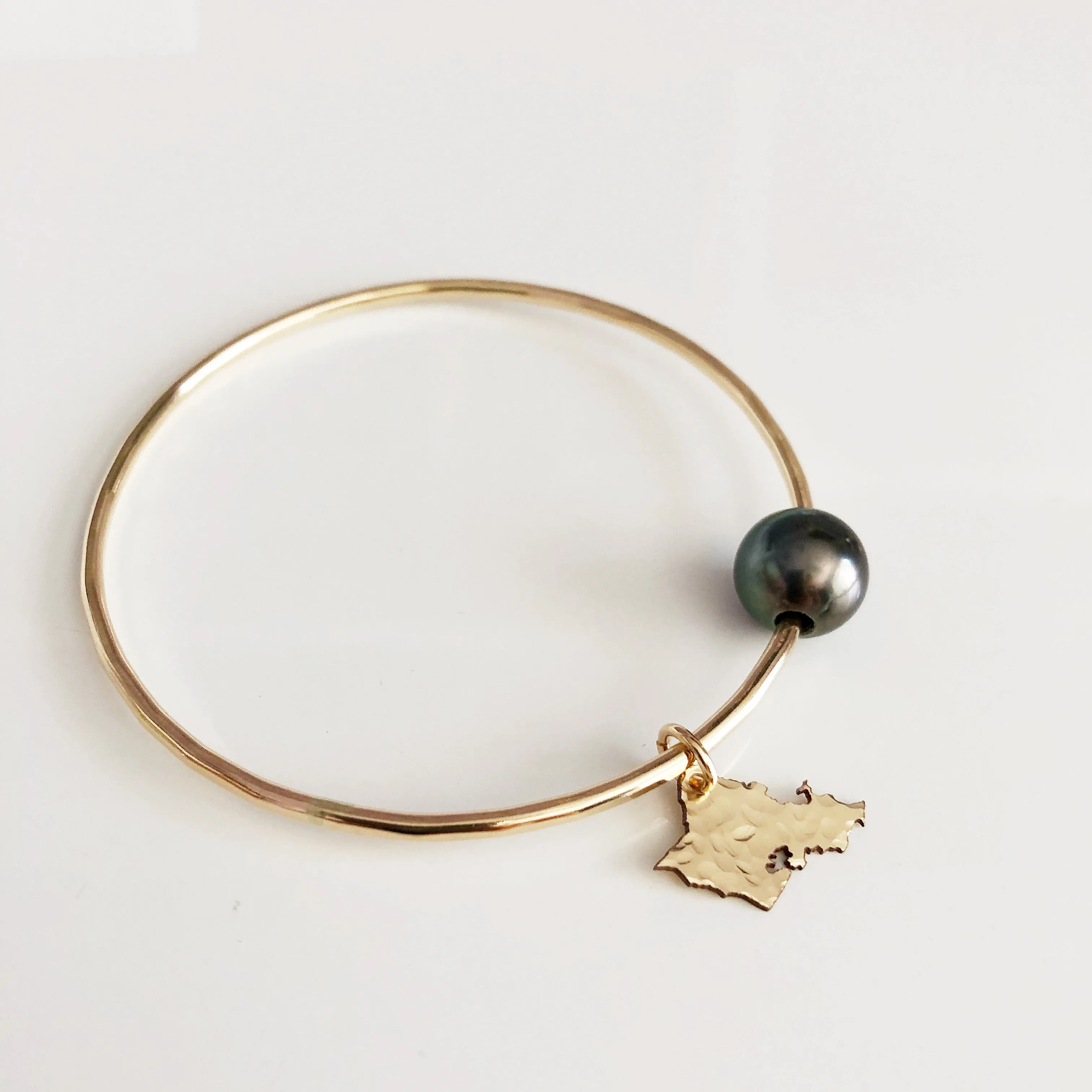 Oahu charm bangle - tahitian pearl (B383)