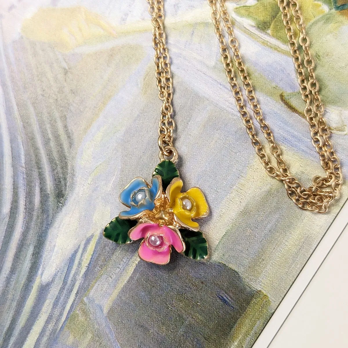 Vintage flower necklace : Hand painted floral pendant